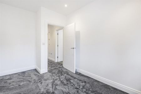 5 bedroom semi-detached house to rent - Photo 4