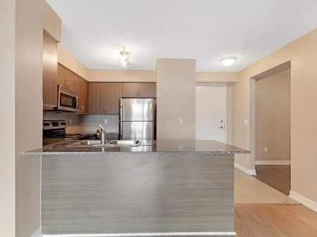 Upside down 2 - 812 Lansdowne Avenue — 1 Bedroom+Den - Photo 3
