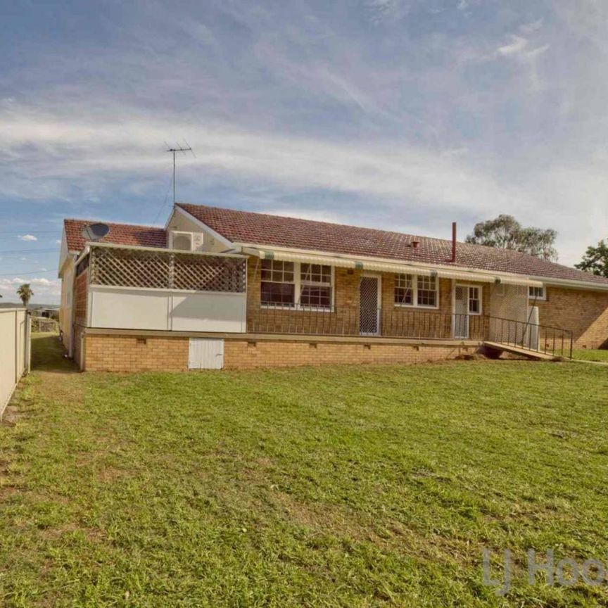 BRICK VENEER SPACIOUS HOME CLOSE TO CBD - Photo 1