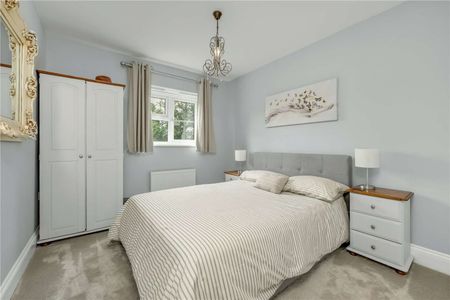 Spacious four bedroom detached family home in a sought-after Virginia Water location - Photo 5