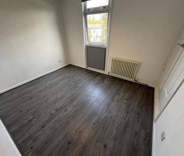 3 bedroom end of terrace house to rent - Photo 4