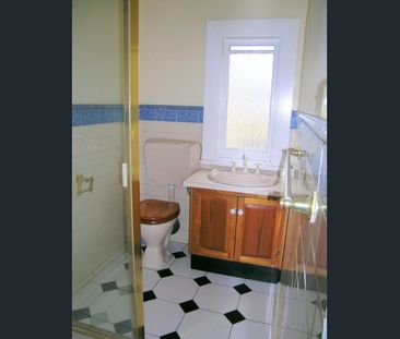 ENTRY VIA REAR LANE - REDPATH RISE SPACIOUS REFURBISHED ONE HUGE BE... - Photo 2