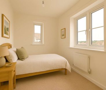 A modern three bedroom family home with private garden and parking - Photo 4