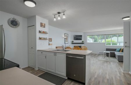 Nanaimo- Spacious 2bed/ 2bath + Den Townhome - Photo 5