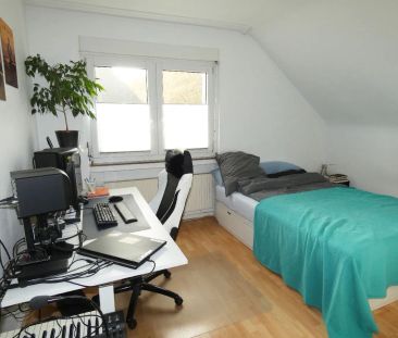 Gemütliche 2-Zimmer-Dachgeschoss-Wohnung mit Küchenzeile in ruhiger... - Photo 4