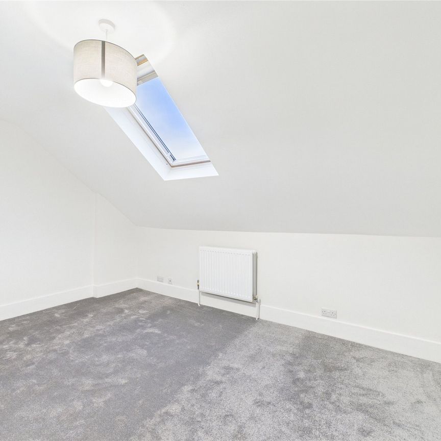 High Street, Crowthorne High Street, Crowthorne - Photo 2