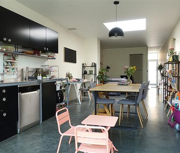 Gerenoveerde woning met zonnige tuin en garagebox te huur in Wondelgem - Photo 1