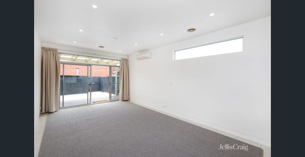 Renovated, Victorian Charm in Fabulous Fitzroy North Location! - Photo 1