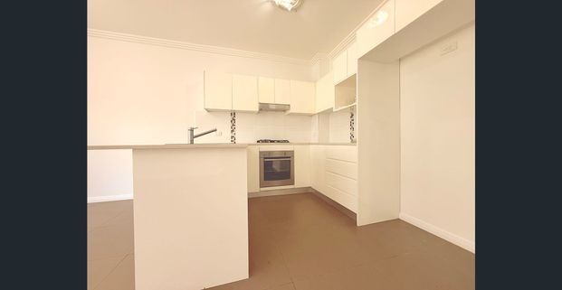 "Spacious 2 Bedroom Apartment, In Ideal Location" - Photo 1