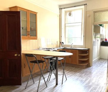 3 bedroom flat to rent - Photo 3