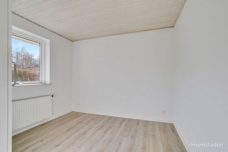 Attraktiv 1-plans rækkehus i Holluf Pile med have og parkering - Foto 4