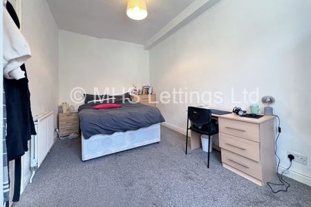 6 Bedroom Mid Terraced House for rent in Headingley Avenue - Photo 2