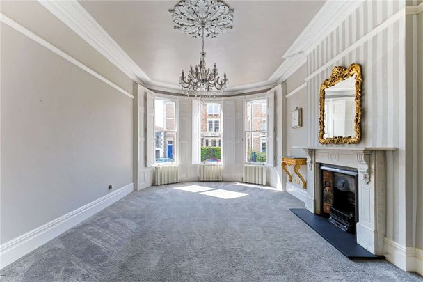 A fine stone built bay fronted family house on the cusp of fashionable Whiteladies Road. - Photo 1