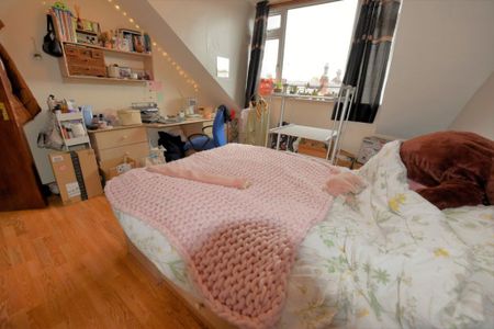 5 bedroom House in Harold Grove, Leeds - Photo 3