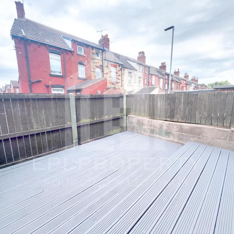 3 bedroom end of terrace house to rent - Photo 1