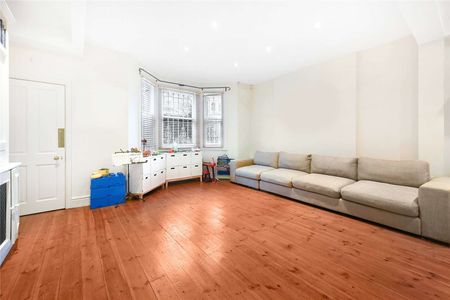 An impressive four bedroom family house with a south east facing garden - Photo 4