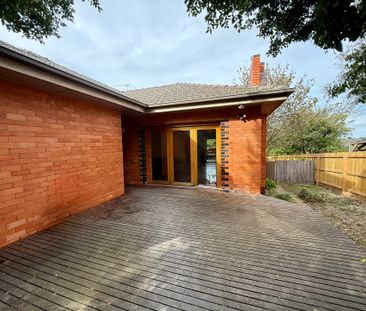 Spacious 3-Bedroom Family Home with Generous Outdoor Space - Photo 3