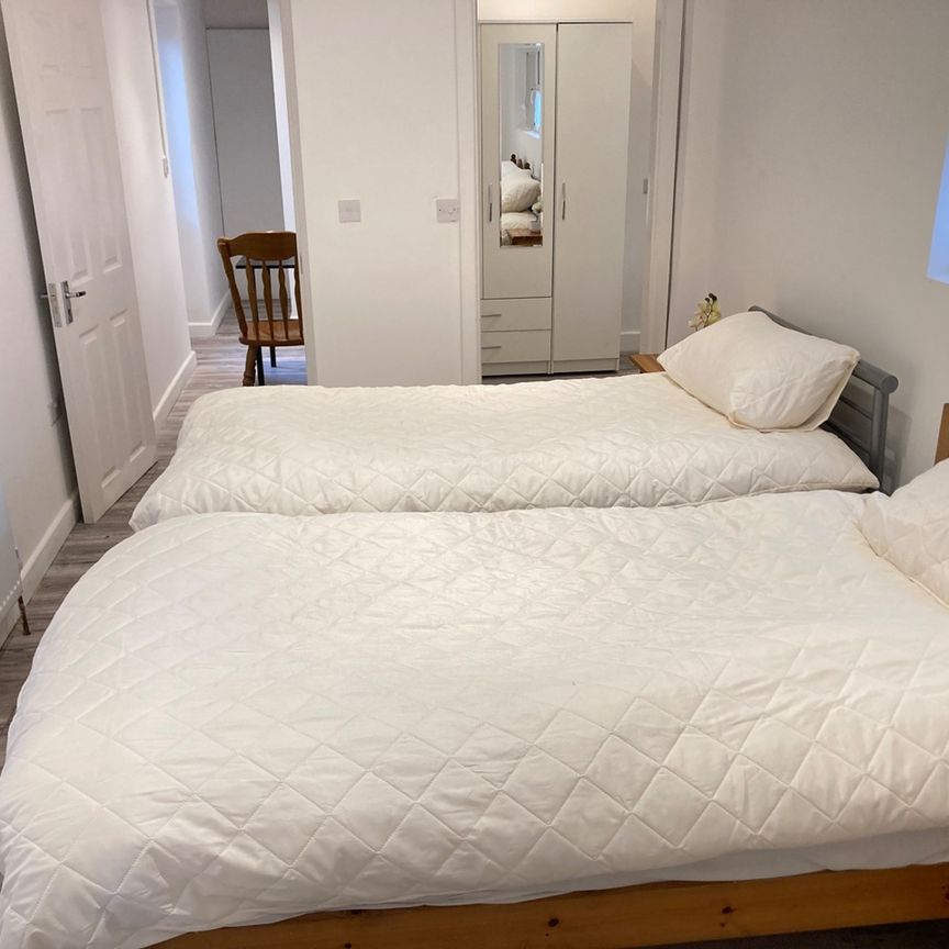 Room in a Shared House, Very Near Western Gardens Area, W5 - Photo 1