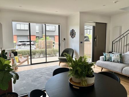 Low Maintenance Contemporary Townhouse - Photo 5