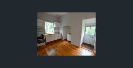 Exquisite Queenslander with original features, Close to town. - Photo 5