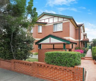 Spacious Two Storey Townhouse ! - Photo 5