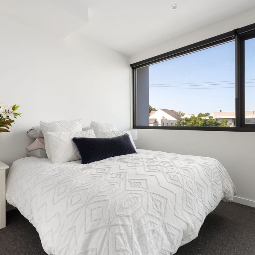 Sophistication Meets Convenience - Photo 1