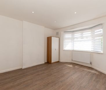 4 Bed Terraced House, Hillbrook Road, SW17 - Photo 2