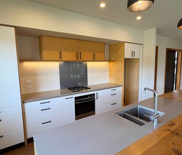 Lake Hāwea Charm - Photo 1