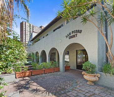 Iconic Art Deco Studio With Charm & Character - Photo 2