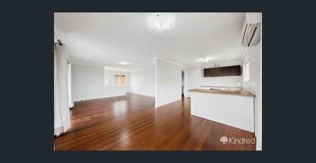 Large air conditioned home in sought after location - Photo 3