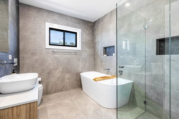 Spacious & Stylish 4-Bedroom Family Home - Photo 1