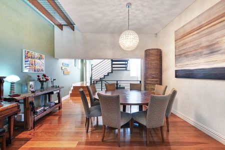 Furnished Executive Rental - Three Bedroom with Separate Study + Parking - Photo 2