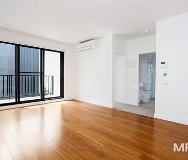 Modern and parkside location with whitegoods included - Photo 1