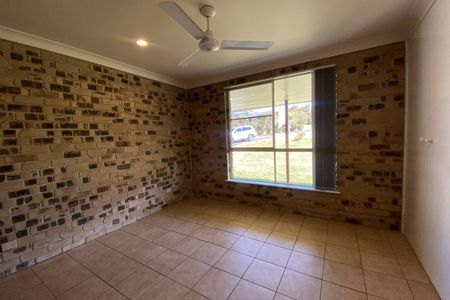 Large Family Home - Ample Shedding! - Photo 4