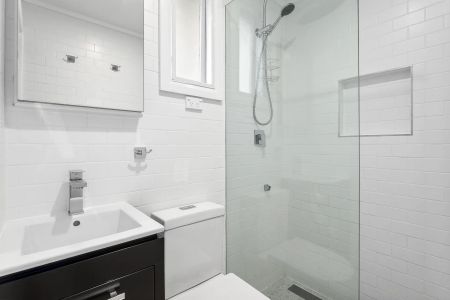 Modern Cottage Retreat in a Quiet Narrabundah Street - Photo 2