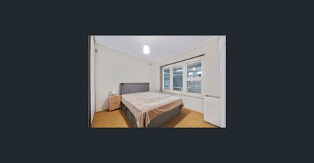 🏡 Comfortable Family Home in a Great Firle Location 🌿 - Photo 3