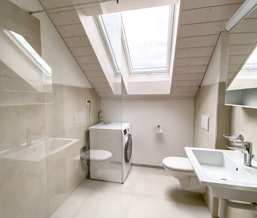 Moderne 2.5-Dachzimmerwohnung mit Balkon / Mietzinsaktion - Photo 3