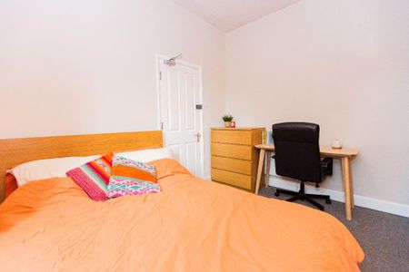 6 bedroom detached house to rent - Photo 5