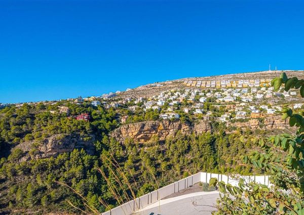 Modern and beautiful apartment for rent with stunning sea views.
