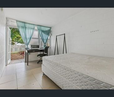Charming Studio in Vibrant Toowong! - Photo 2