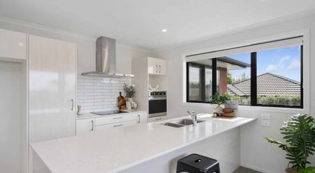 Immaculate Three Bedroom Home - Photo 3