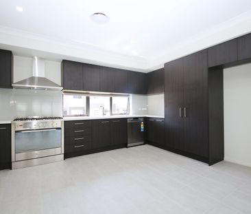 Nearly New 4 Bedder in Quiet Neighbourhood - Photo 5