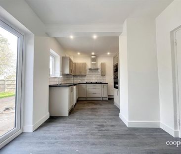 4 bedroom house - detached - Photo 2