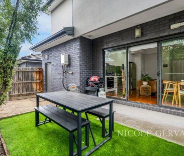 “Style & Luxury in Pascoe Vale” - Photo 1