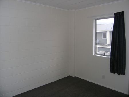 Tidy 2 bedroom unit - Photo 2
