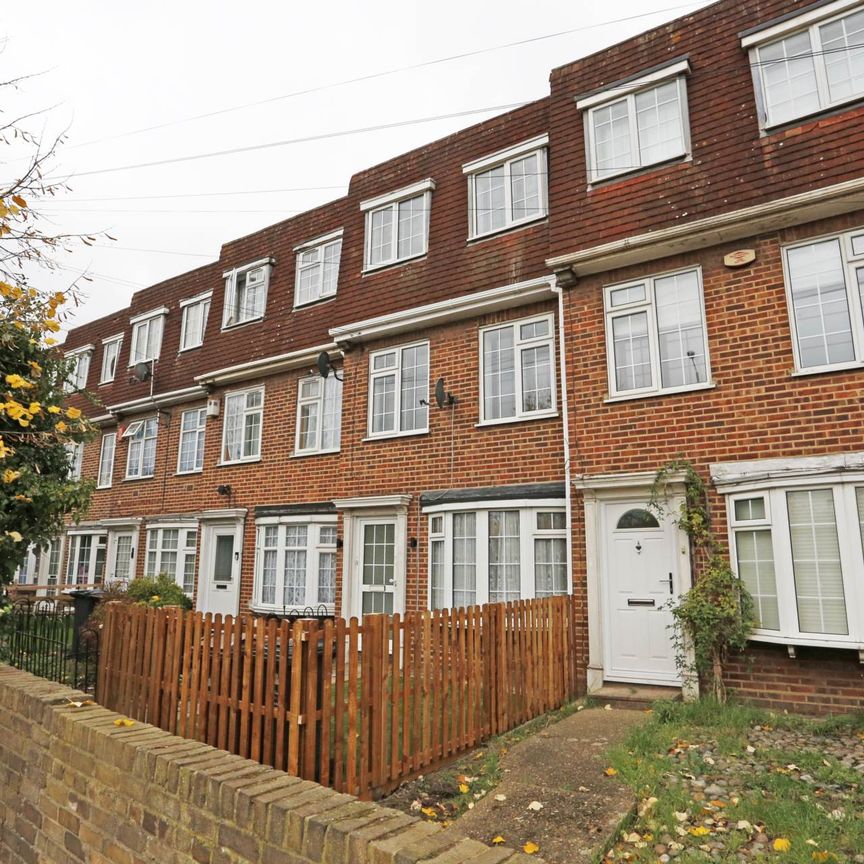 Price £2,500 pcm - Available Now - Part Furnished - Photo 1