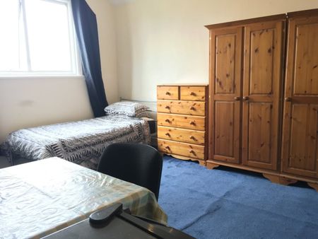 Room in a Shared House, Very Near Craven Avenue Area, W5 - Photo 2