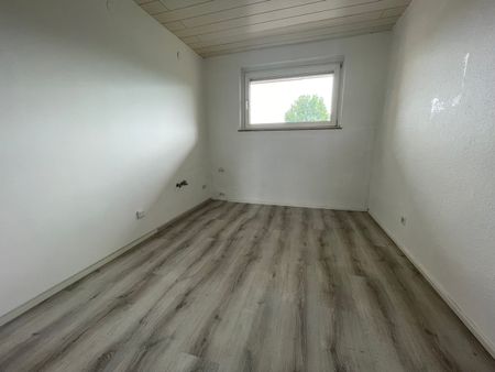 Renoviert und Einzugsbereit! 2-Zi.-Wohnung mit Loggia & Garage - Foto 3