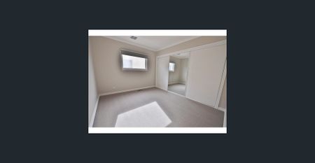 CITY WIDE Real Estate - LARGE 4 Bedroom Townhouse, with cooling and heating!!! Walk to Clayton train station, shops, Monash Medical Centre, Monash. - Photo 5