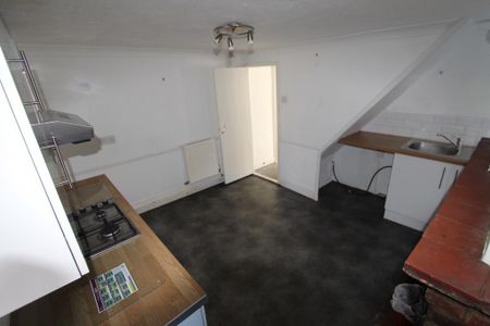 2 bedroom end of terrace house to rent - Photo 5